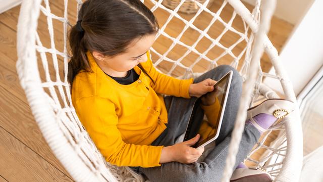 Les enfants de 4 à 12 ans: la rencontre avec le numérique. [Depositphotos - sinenkiy]