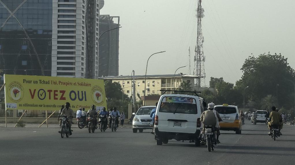 Une affiche en faveur du oui à la Constitution à N'Djamena, capitale du Tchad, le 13 décembre 2023. [AFP - Denis Sassou Gueipeur]