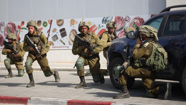 Des soldats israéliens se déploient dans une zone où des civils ont été tués dans la ville de Sderot, dans le sud du pays, le 7 octobre 2023. [AFP - Oren Ziv]