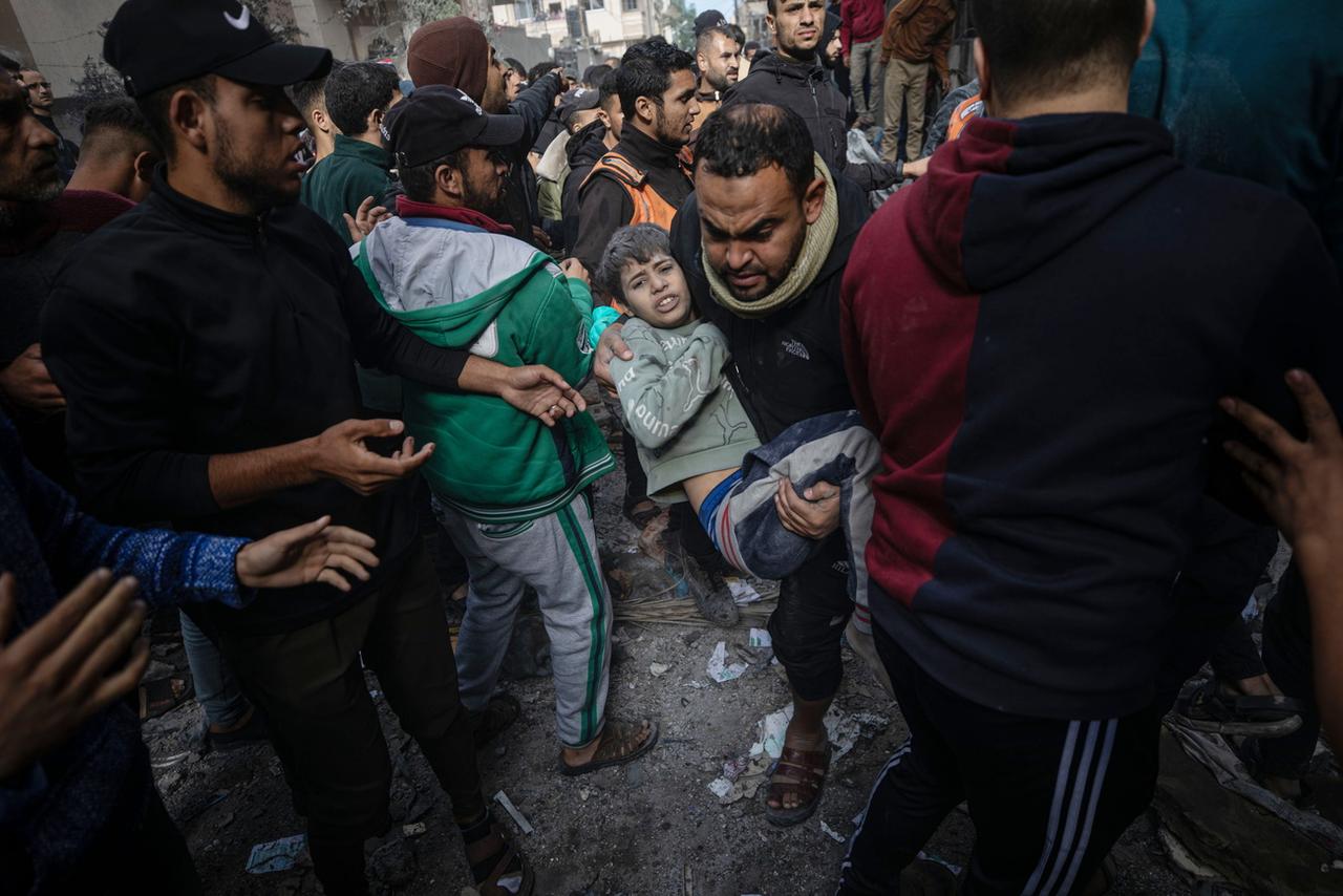 Un enfant blessé lors d'un bombardement dans la ville de Rafah. [Keystone - EPA/Mohammed Saber]