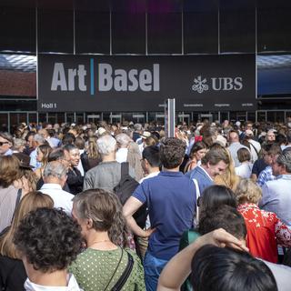 La foule des VIP attend l'ouverture de Art Unlimited lors de Art Basel 2023. [Keystone - Georgios Kefalas]