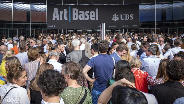 La foule des VIP attend l'ouverture de Art Unlimited lors de Art Basel 2023. [Keystone - Georgios Kefalas]