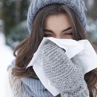 Femme malade l'hiver [Depositphotos - Gpointstudio]