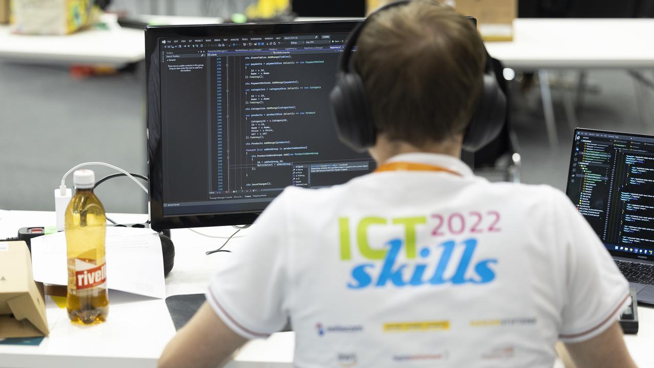 Un informaticien lors du concours des métiers SwissSkills 2022. [Keystone - Peter Klaunzer]
