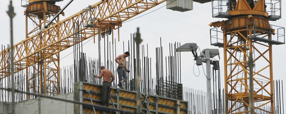 Une interdiction temporaire de construire est désormais en vigueur dans quatre communes fribourgeoises (image d'illustration). [Keystone - Maya Hitij - AP Photo]