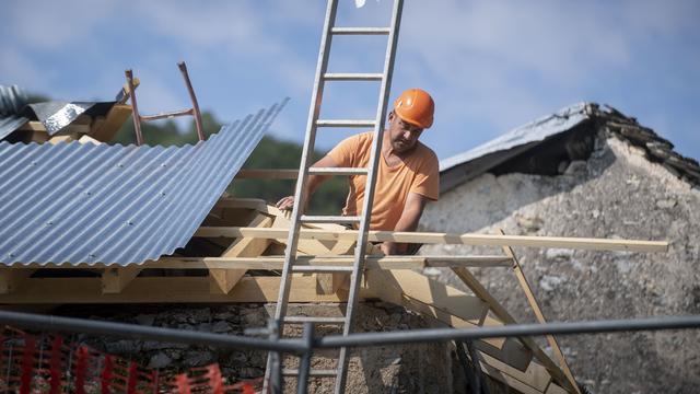 L’objectif est de permettre une meilleure utilisation des bâtiments habités existants en dehors des zones à bâtir. [Ti-Press/Keystone - Pablo Gianinazzi]