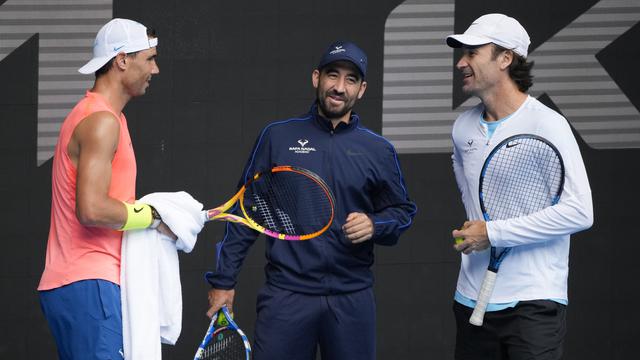Le joueur de tennis espagnol Rafael Nadal discute avec son équipe de coaching durant un entraînement avant l'ouverture de l'Open d'Australie. [AP Photo/Keystone - Dita Alangkara]