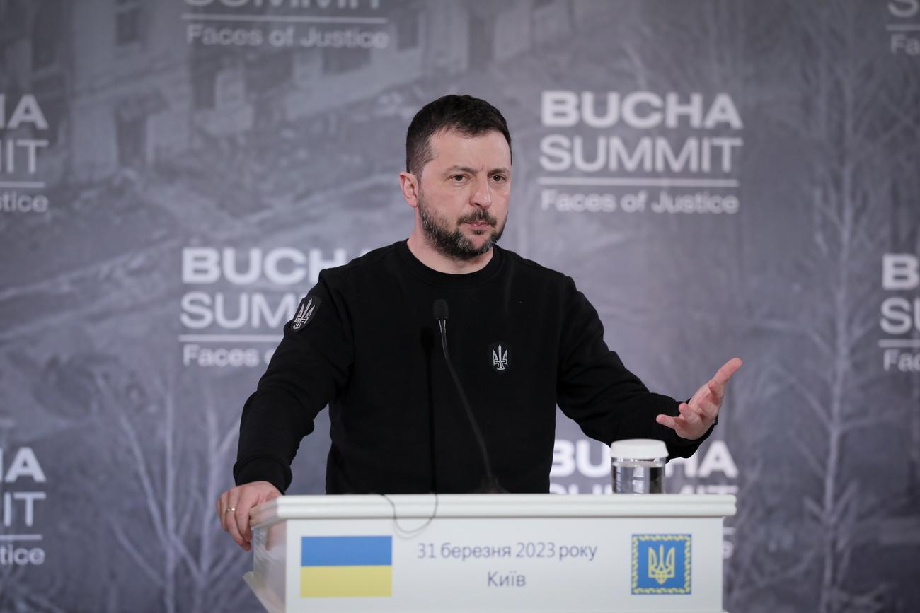 Le président ukrainien Volodymyr Zelensky, lors d'une conférence de presse sur l'anniversaire du massacre de Boutcha. [EPA/Keystone - Oleg Petrasyuk]
