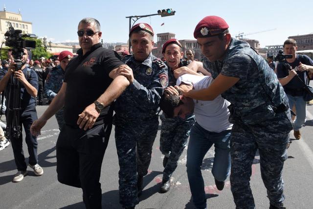 Des manifestants antigouvernementaux sont descendus vendredi dans les rues d'Erevan afin de protester contre la gestion de la crise au Nagorny Karabakh par le gouvernement. [AFP - Karen Minasyan]