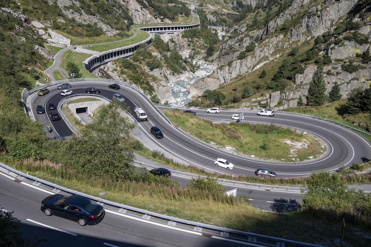 La colonne des voitures au col du Gothard après la fermeture du tunnel. [Keystone - Urs Flueeler]