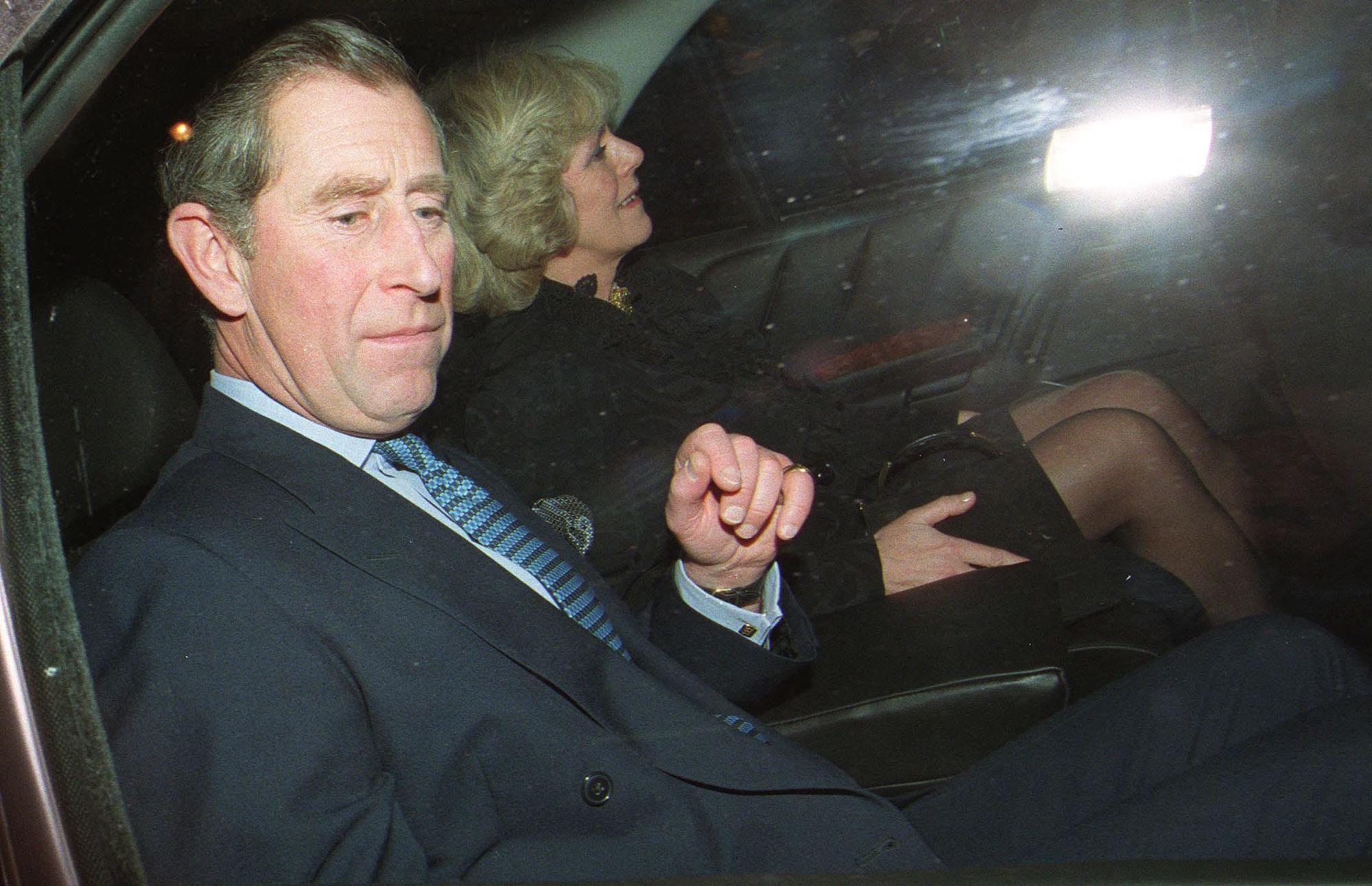 Le prince de Galles et sa compagne de longue date Camilla Parker Bowles quittent l'hôtel Ritz à Londres, le 28 janvier 1999, après avoir assisté au 50e anniversaire de la sœur de Camilla, Annabel Elliott. C'est la première fois que le couple, qui est ami depuis plus de 25 ans, apparaît ensemble en public. [AFP - PETER JORDAN]