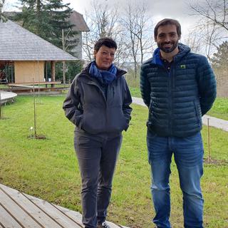 COJA 30.04.23 Annick Monod et Alain Müller devant la cabane en bois du nouvel espace consacré aux arbres dans le jardin botanique universitaire de Fribourg. [RTS - Xavier Bloch]