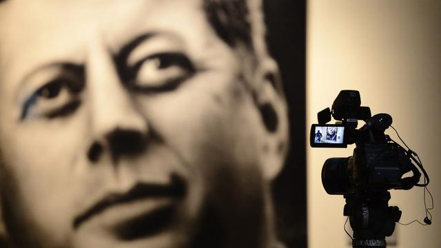 Une caméra de télévision montée sur un trépied filme une image de John F. Kennedy à l'intérieur du Sixth Floor Museum à Dallas, Texas, États-Unis, le 20 novembre 2013. [Keystone - EPA/LARRY W. SMITH]