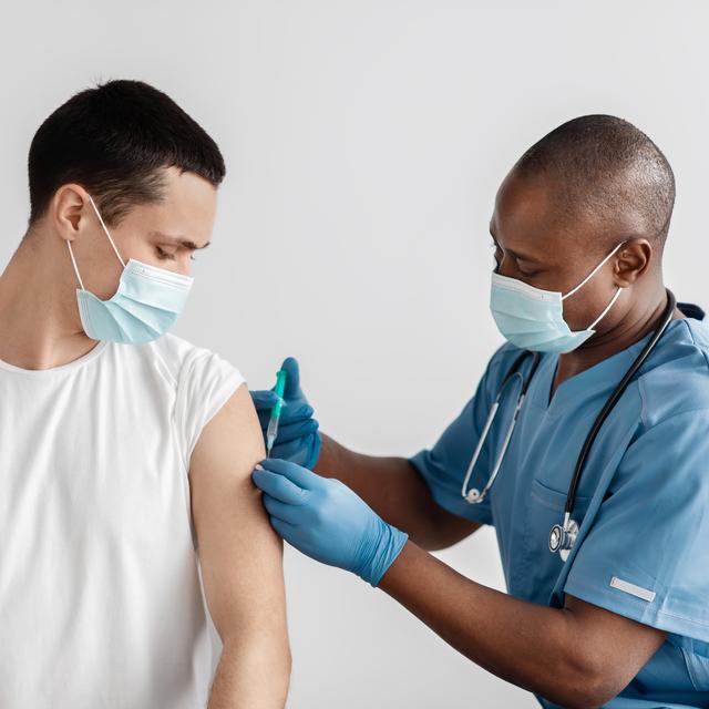 Il est temps de se faire vacciner contre l'épidémie de coronavirus et la campagne de soins de santé. [Depositphotos - Milkos]