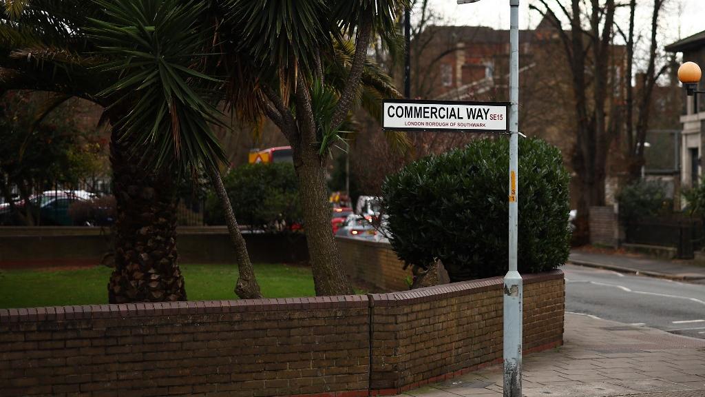 Une oeuvre d'art sur un panneau de signalisation à Londres a soudainement disparu vendredi. [afp - HENRY NICHOLLS]