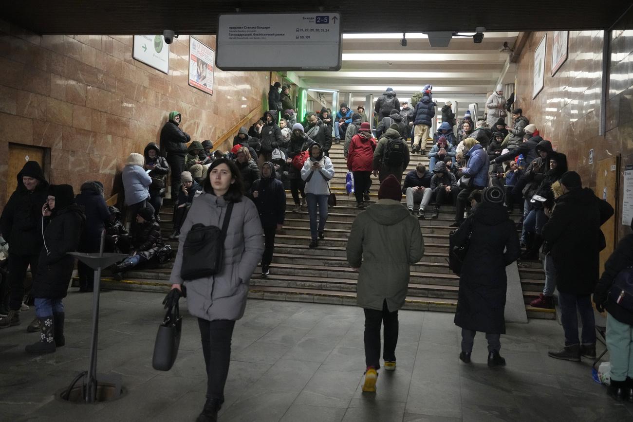 Des habitants de Kiev se réfugient dans le métro pendant les frappes russes. [Keystone/AP - Efrem Lukatsky]