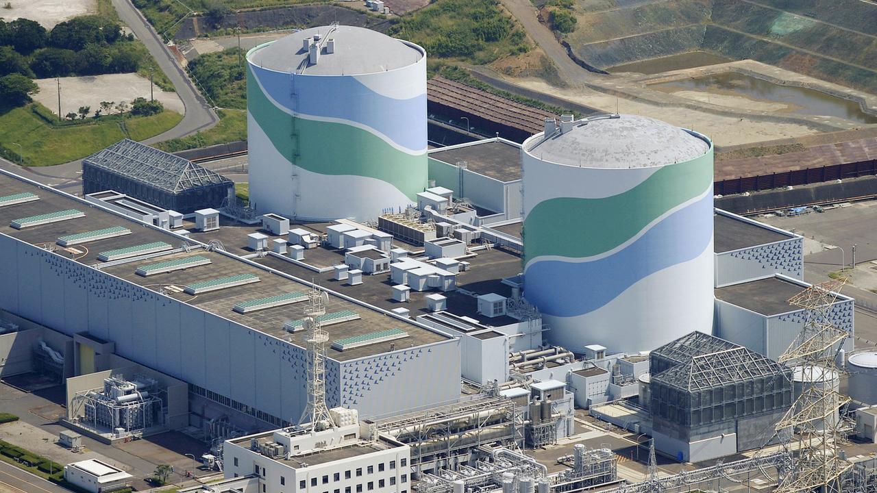 La durée de vie des réacteurs nucléaires japonais, ici la centrale de Sendai, sera prolongée au-delà de 60 ans. [Keystone - Hiroko Harima]