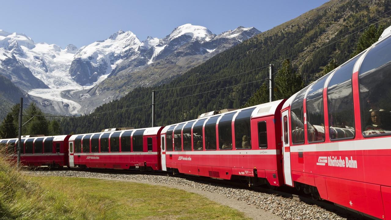 Le Bernina Express des Chemins de fer rhétiques (RhB) a 50 ans [KEYSTONE - Arno Balzarini)]