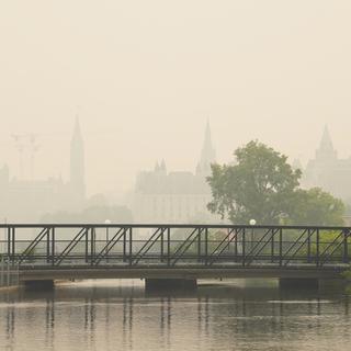 Les feux de forêt ont plongé Parliament Hill dans le smog à Ottawa. [The Canadian Press via AP / Keystone - Sean Kilpatrick]