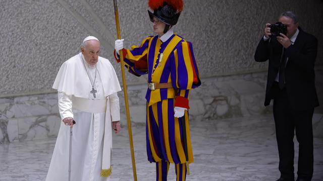 Le Pape François et un garde Suisse au Vatican. [EPA / Keystone - Fabo Frustaci]