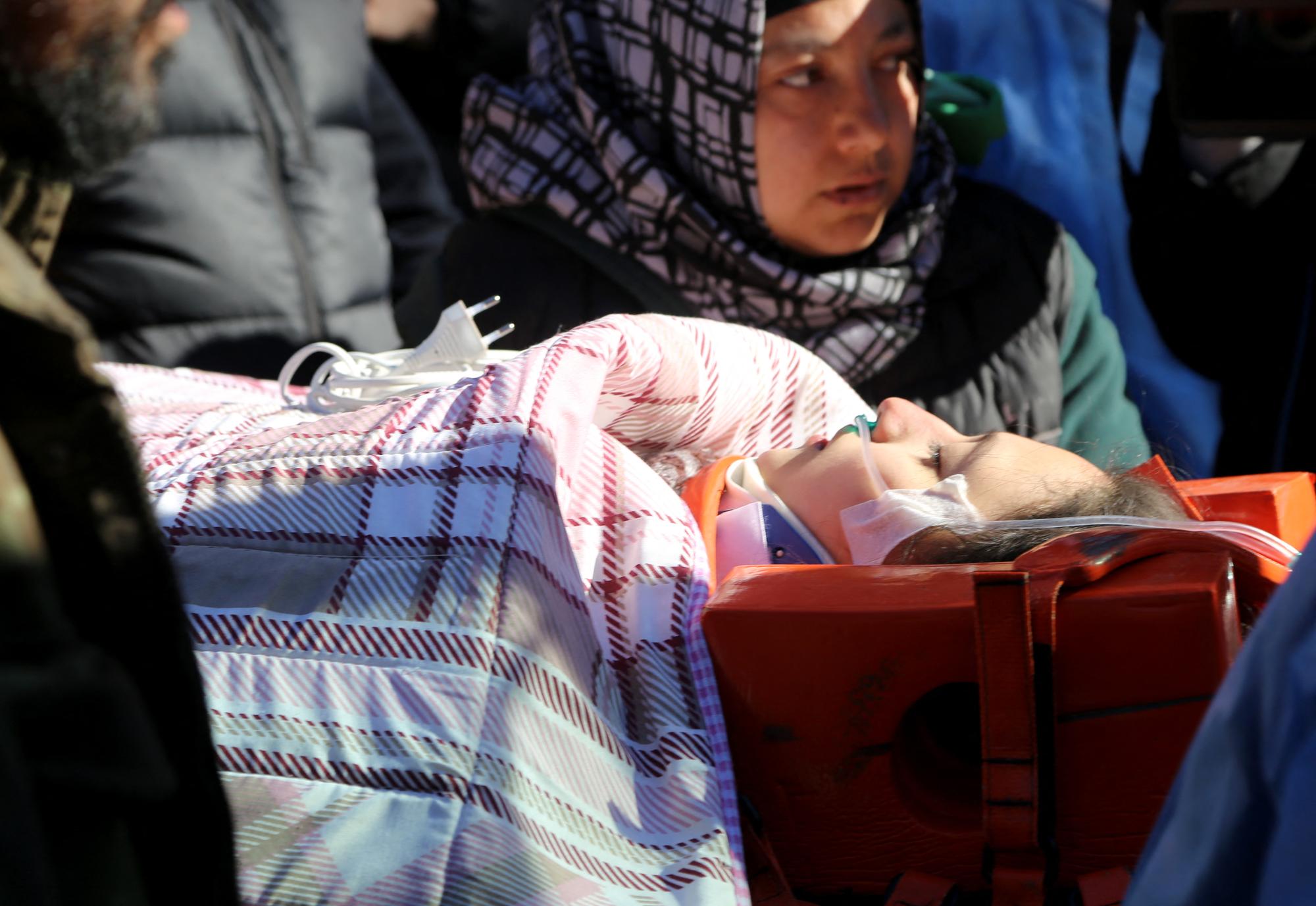Une adolescente et une jeune femme sauvées en Turquie onze jours après le séisme. [Anadolu agency et Anadolu Agency via afp - Mehmet Taha Maz]