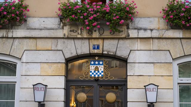 Une vue de l'entrée du bâtiment lors de l'ouverture du procès devant le Tribunal criminel de la Chaux-de-Fonds de sept jeunes accusés d'enlèvement. [keystone - Jean-Christophe Bott]