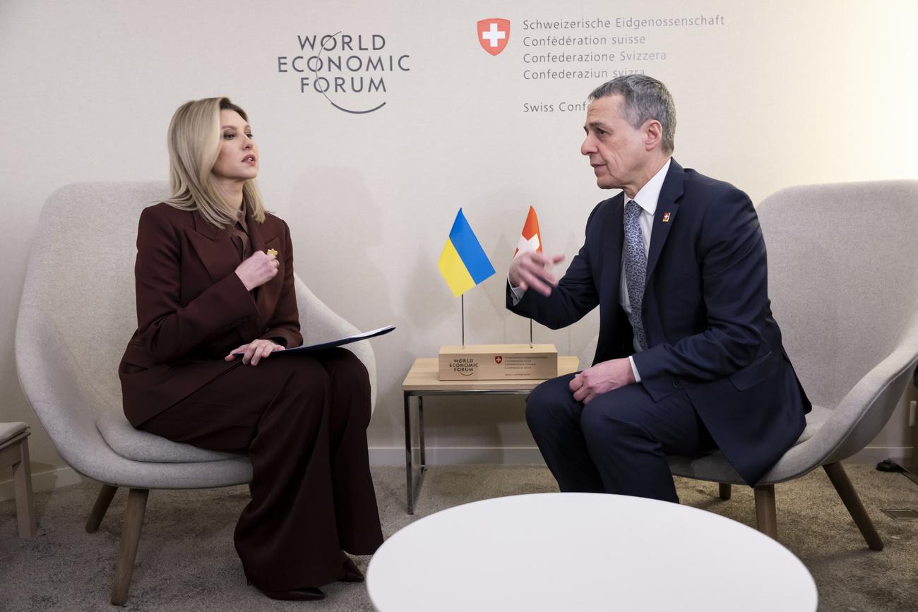 Le chef du Département des affaires étrangères Ignazio Cassis discute avec la Première Dame d'Ukraine Olena Zelenska mardi lors du Forum de Davos. [Keystone - Laurent Gillieron]