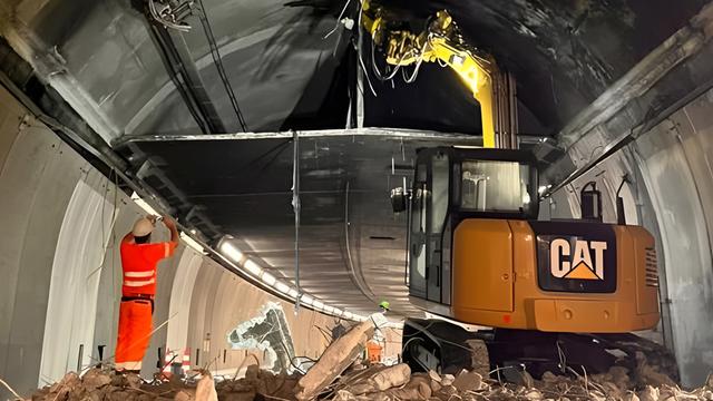 La fissure dans tunnel du Gothard due aux tensions de la montagne. [Keystone - ASTRA]