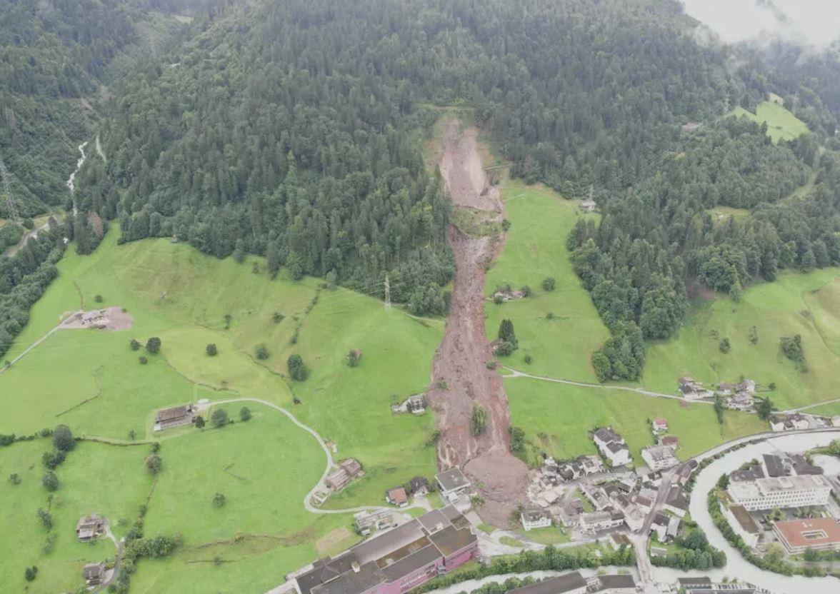 Les masses de terre et de roches ont dévalé sur 400 mètres. [Kantonspolizei Glarus]