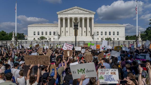 Le 24 juin 2022, la Cour suprême a annulé son arrêt Roe v. Wade, qui garantissait depuis 1973 le droit des Américaines à avorter. [Keystone - Gemunu Amarasinghe - AP Photo]