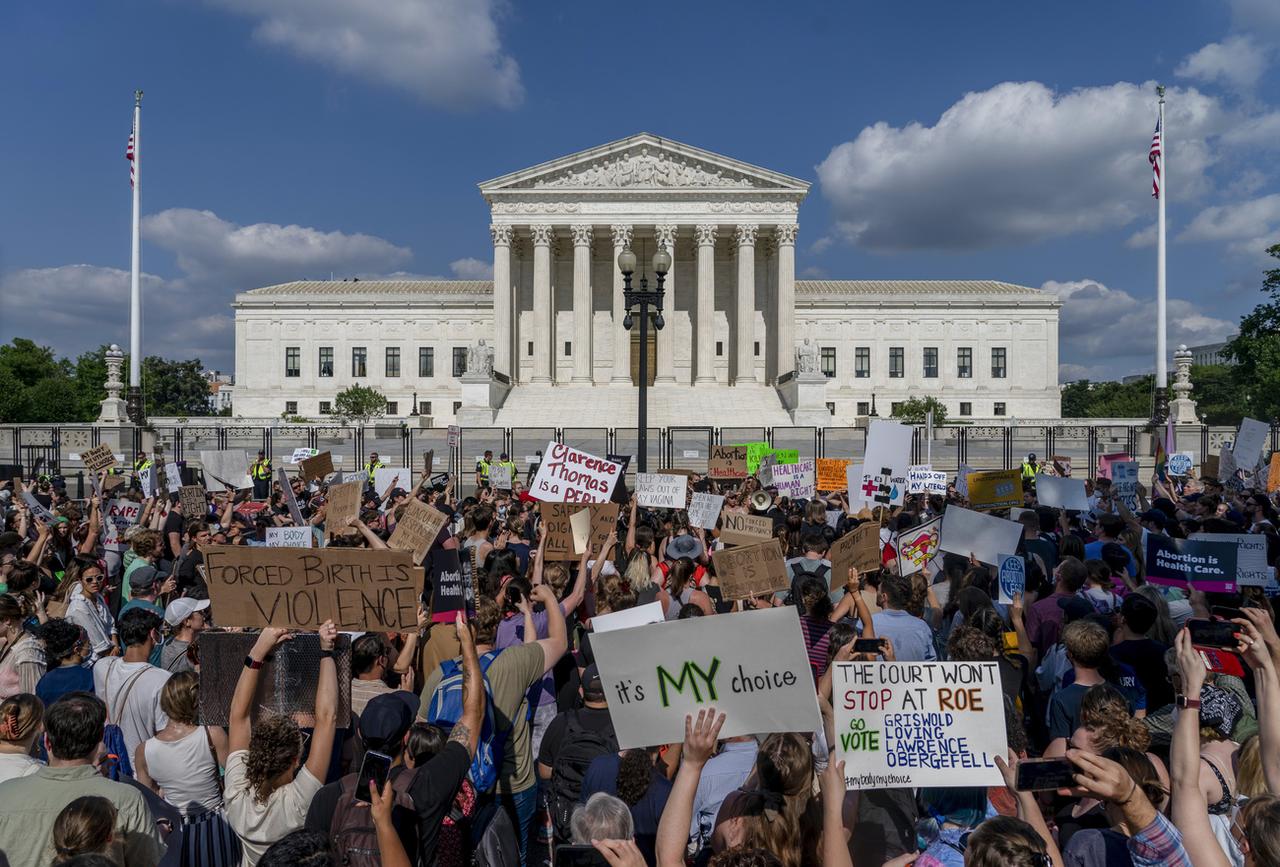 Le 24 juin 2022, la Cour suprême a annulé son arrêt Roe v. Wade, qui garantissait depuis 1973 le droit des Américaines à avorter. [Keystone - Gemunu Amarasinghe - AP Photo]