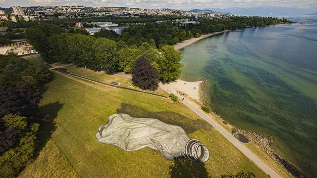 Une nouvelle oeuvre de l'artiste Saype au parc Louis-Bourget, à Lausanne. [Keystone - Valentin Flauraud]