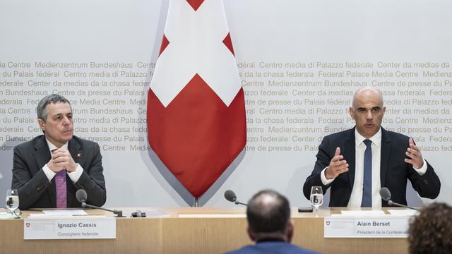 Ignazio Cassis et Alain Berset devant la presse à Berne, 22.02.2023. [Keystone - Peter Schneider]