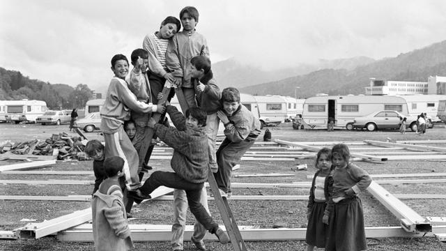 Enfants tsiganes à Lucerne en 1987. [KEYSTONE]