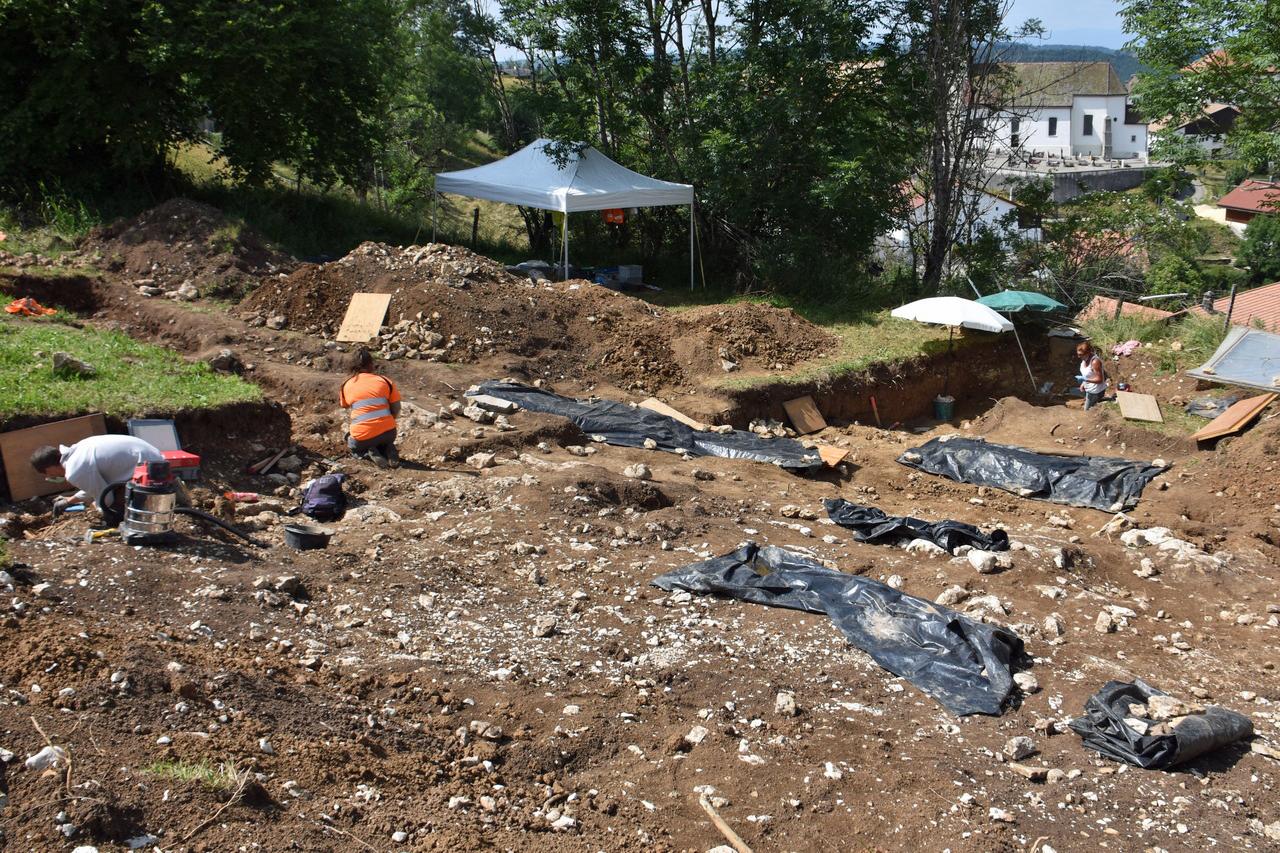 Les fouilles ont lieu dans le village de St-Brais. [RTS - Gaël Klein]