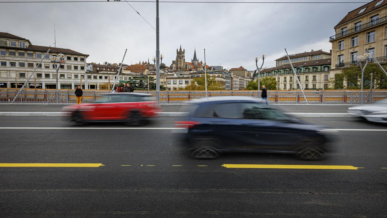 A Lausanne, la pétition pour un Grand-Pont sans voiture réunit 3703 signatures. [KEYSTONE - VALENTIN FLAURAUD]