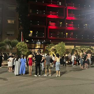 Des touristes hors de leur hôtel après le séisme qui a frappé le Maroc. [AP Photo/Keystone]