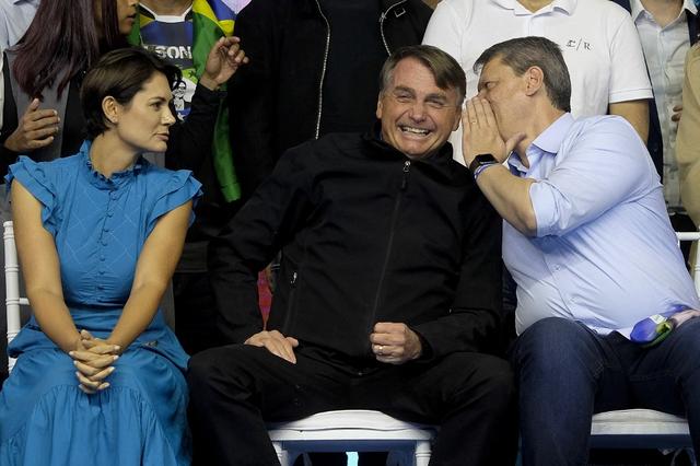 Michelle et Jair Bolsonaro en compagnie de Tarcisio Freitas, en 2022. [AFP - Suamy Beydoun - AGIF]