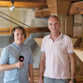 Quentin Bohlen et Patrick Bersier, meunier et guide au Moulin Semblanet. [RTS - Marie Claire Merola]