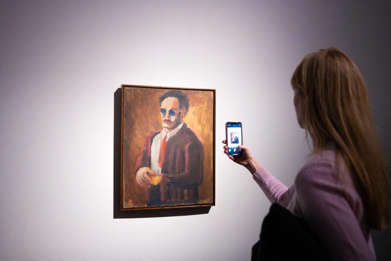 Autoportrait de Rothko (1936) exposé à la Fondation Louis Vuitton , à Paris, le 21 octobre 2023. [AFP - Sandrine Marty]