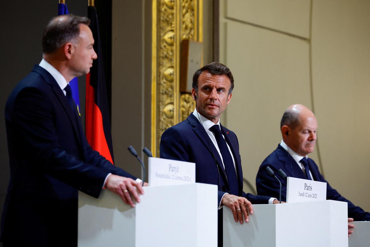 Andrzej Duda, Emmanuel Macron et Olaf Scholz étaient réunis à Paris lundi. [Keystone - Sarah Meyssonnier - EPA]