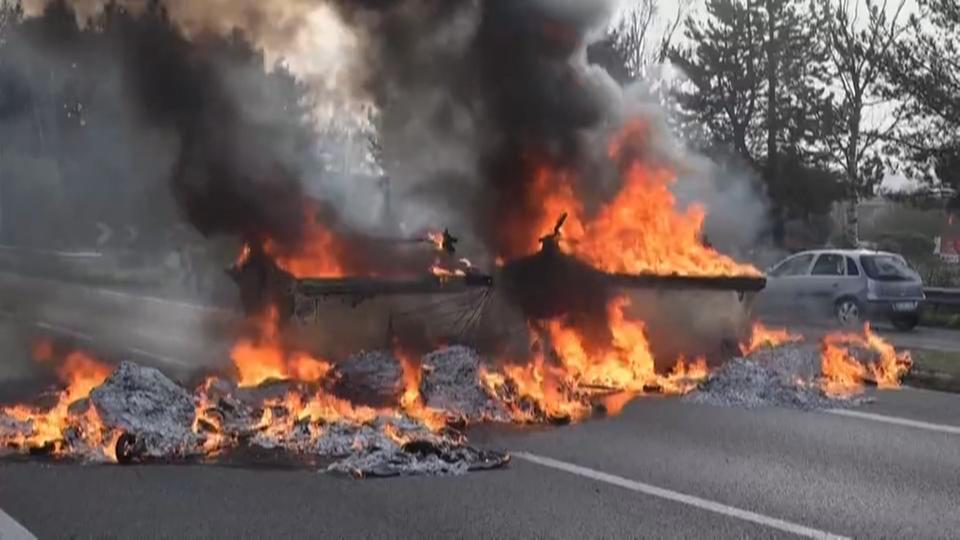 Des routes ont été bloquées près de Rennes pour protester contre la réforme des retraites. [RTSinfo - L'actu en vidéo]