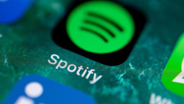 Le numéro un mondial des plateformes audio Spotify a annoncé lundi une réduction de ses effectifs d'"environ 17%". [Keystone - Fabian Sommer]