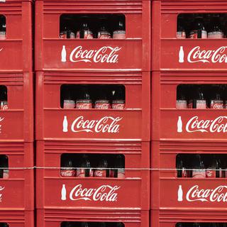 Coca-Cola et Rivella vont réduire le sucre dans leurs produits. [Keystone - Gaetan Bally]