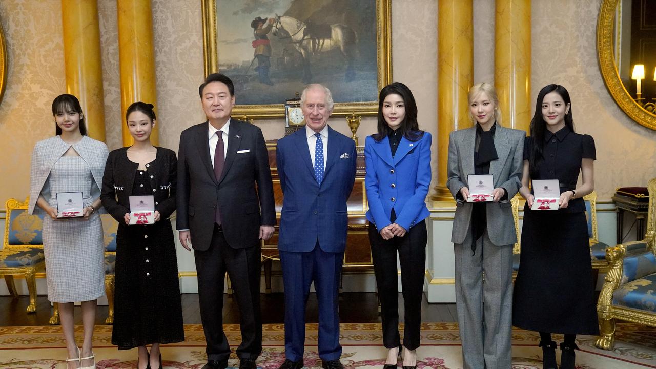 Les quatre chanteuses du groupe de K-pop Blackpink ont été décorées hier par le roi Charles III en présence du président sud-coréen et de son épouse. [Victoria Jones]