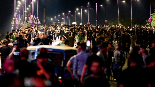 Les forces de sécurité irakiennes ont dispersé tôt samedi des centaines de partisans de Moqtada Sadr à Bagdad ayant tenté de rallier l'ultra-sécurisée Zone verte où se trouve l'ambassade du Danemark. [AFP - Murtaja LATEEF]