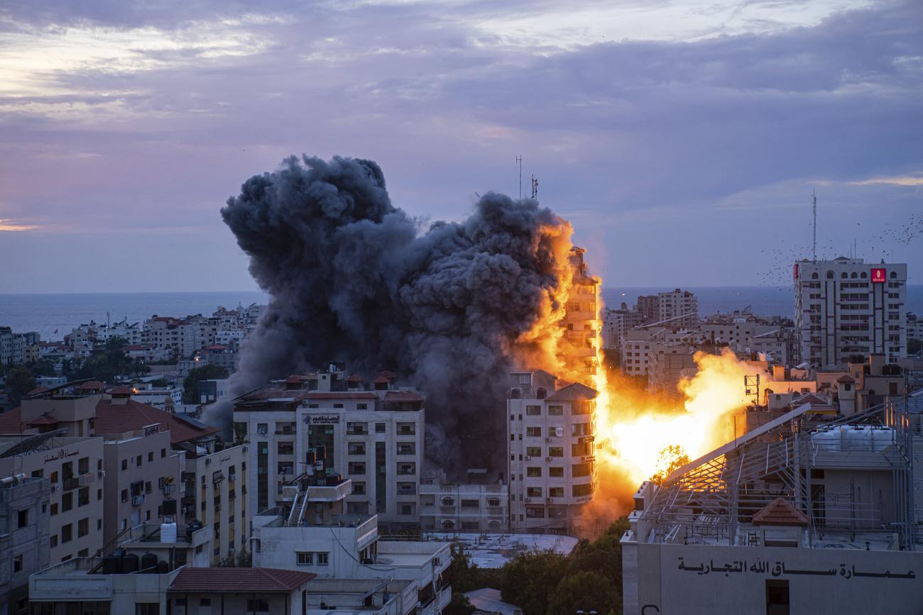 Une explosion dans la bande de Gaza le 7 octobre 2023 après une frappe aérienne de l'armée israélienne. [Keystone - Fatima Shbair]