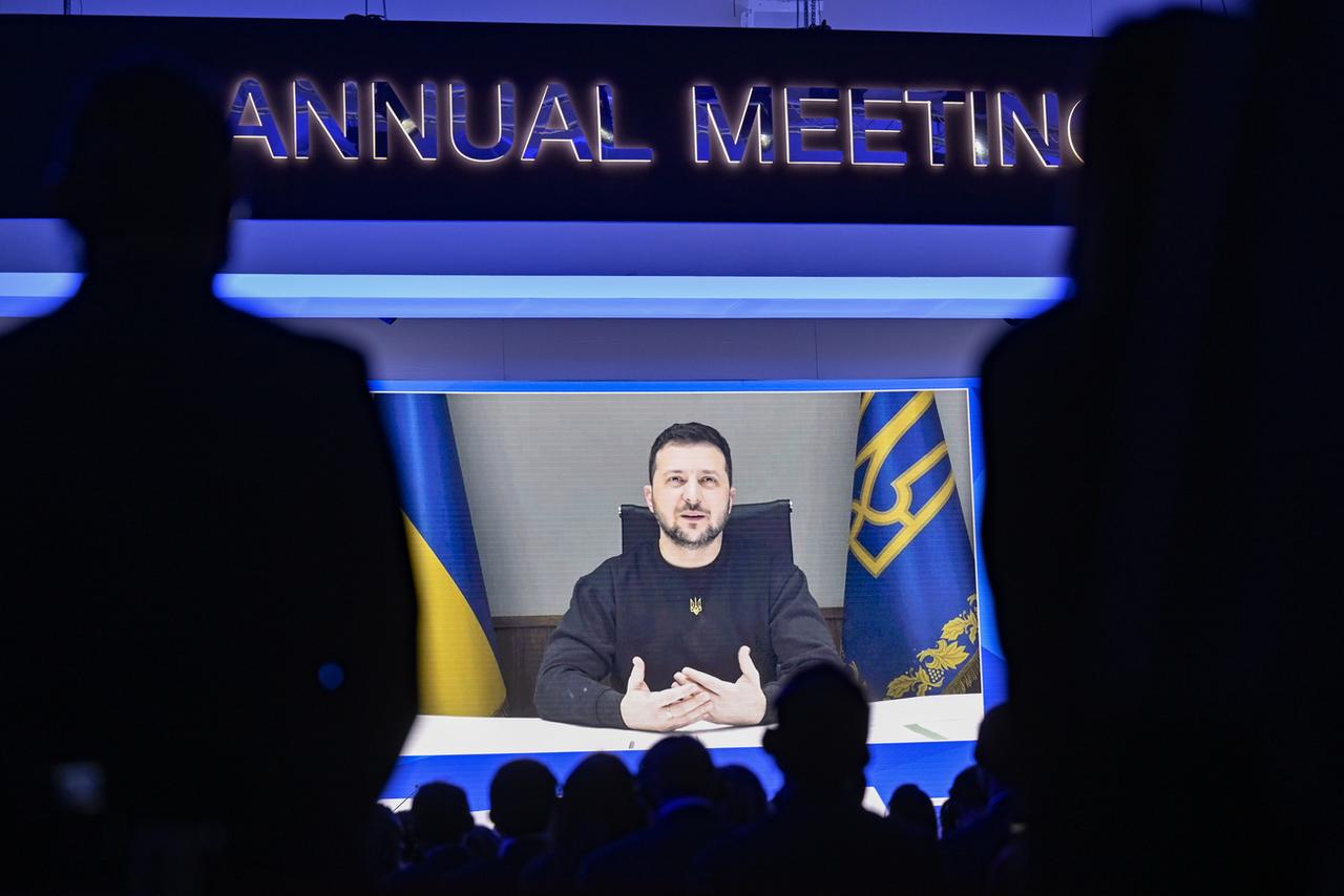 Le président Zelensky en visioconférence au WEF de Davos, le 18 janvier 2023. [Keystone - Gian Ehrenzeller]