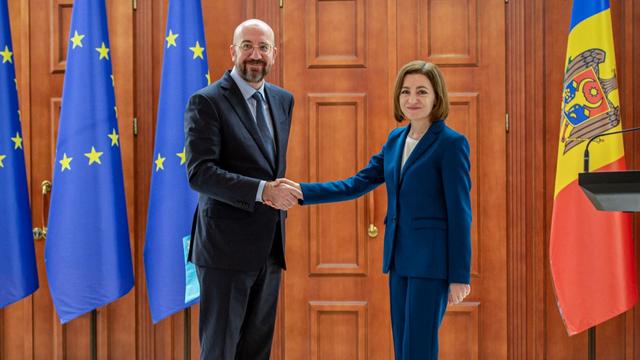 Le président du Conseil européen Charles Michel et la présidente de la Moldavie Maïa Sandu se serrent la main après des entretiens au siège de la présidence moldave à Chisinau, le 28 mars 2023. [AFP - Elena Covalenco]