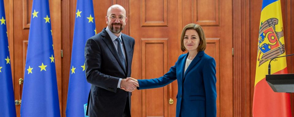 Le président du Conseil européen Charles Michel et la présidente de la Moldavie Maïa Sandu se serrent la main après des entretiens au siège de la présidence moldave à Chisinau, le 28 mars 2023. [AFP - Elena Covalenco]